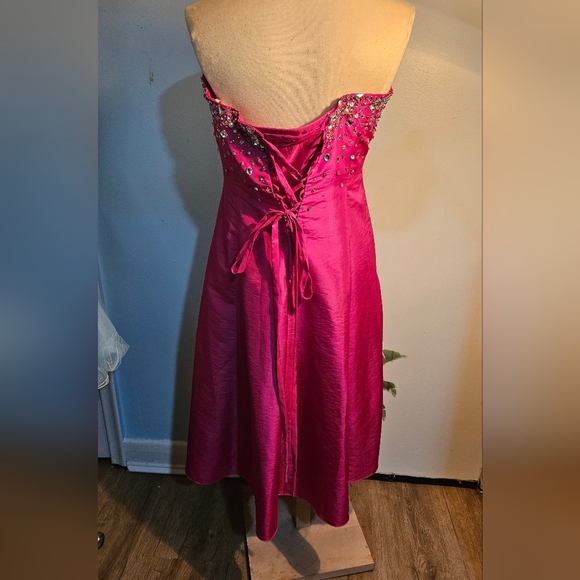 Formal, Beautiful Fuchsia/pink Beaded Strapless Dress. Size 18 - Picture 4 of 4